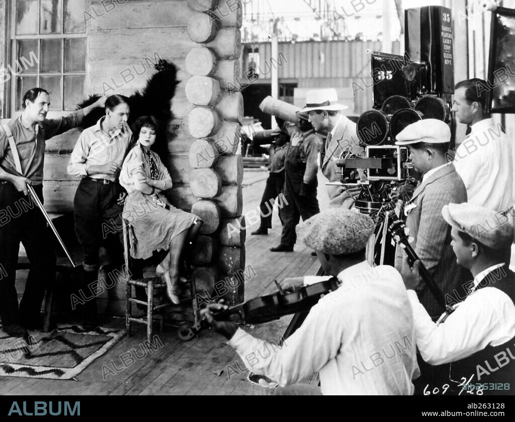 CLARA BOW, ERNEST TORRANCE, JAMES WONG HOWE and VICTOR FLEMING in MANTRAP, 1926, directed by VICTOR FLEMING. Copyright PARAMOUNT PICTURES.