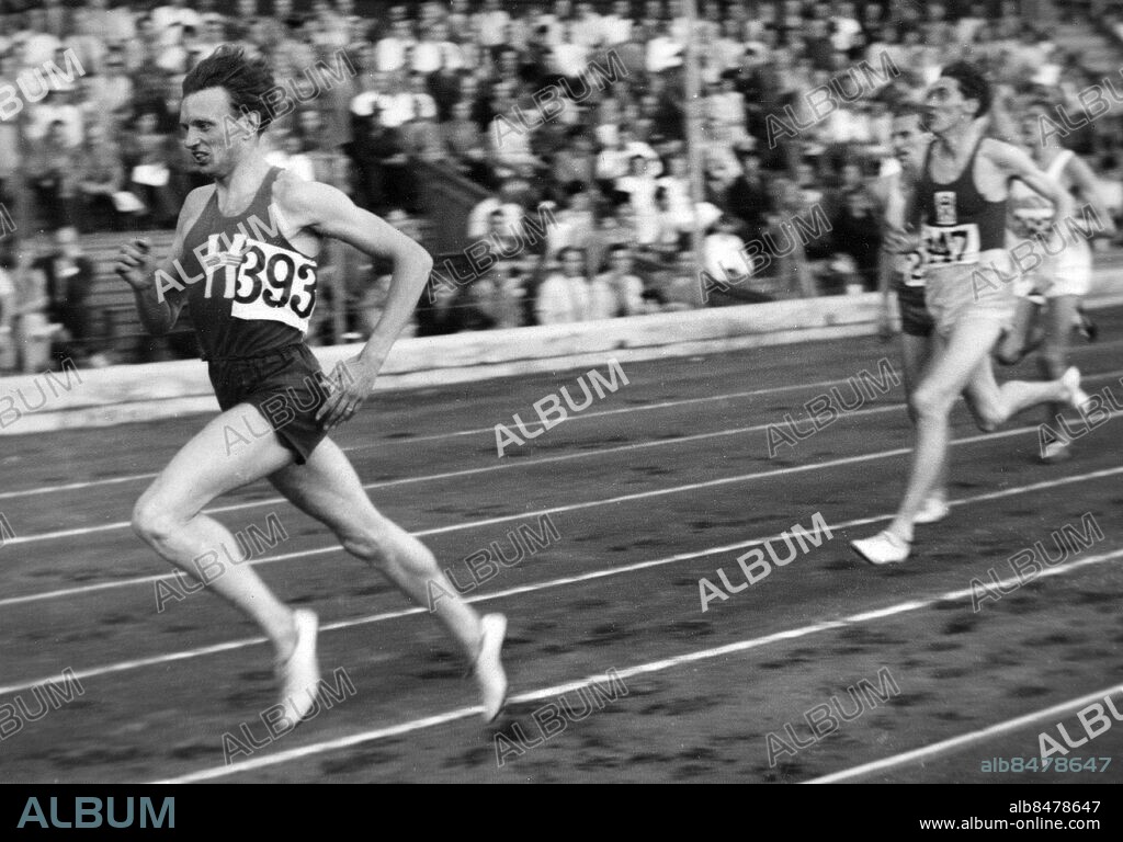 STOCKHOLM 1945-08-10.. Arne Andersson, löpare, vinner lätt försöket på 1500 meter vid de femtionde SM i friidrott på Stockholms Stadion.. Foto: AB Text & Bilder / SVT / Kod: 5600. Mapp: Andersson, Arne Löpning Diverse lopp: Stadionlopp 3. Vinnare Segrare.