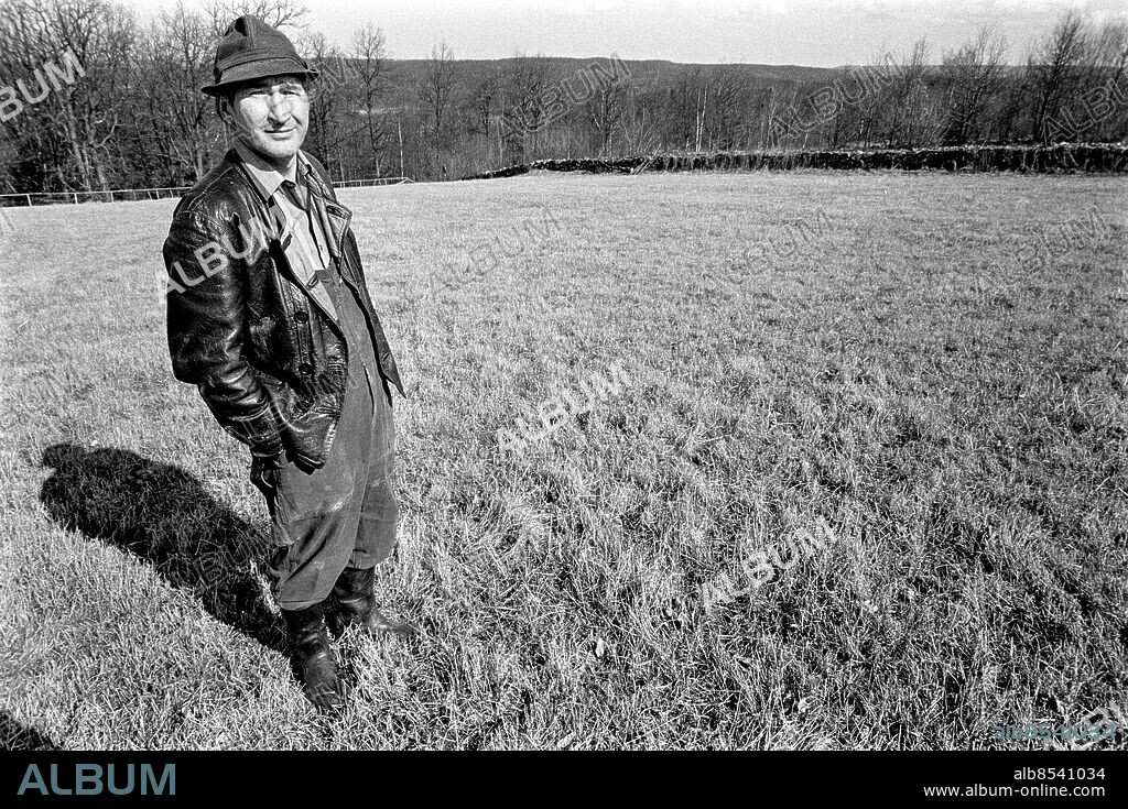 ÖDENÄS 1971-04.. Inspelning av HEM TILL BYN. TV-serie av Bengt Bratt i regi av Jackie Söderman.. Sänt första gången 1971-11-17.. Här ses skådespelaren Rune Ottosson, som Evert Persson.. Foto: Bo-Aje Mellin / RiR / SVT / Kod: 5600. Reportage publ. i RiR 22/71 sid. 10-12 och RiR 47/71 sid. 18-19.. RiR 20131 sv/v neg   . TV-teater Handen i fickan.