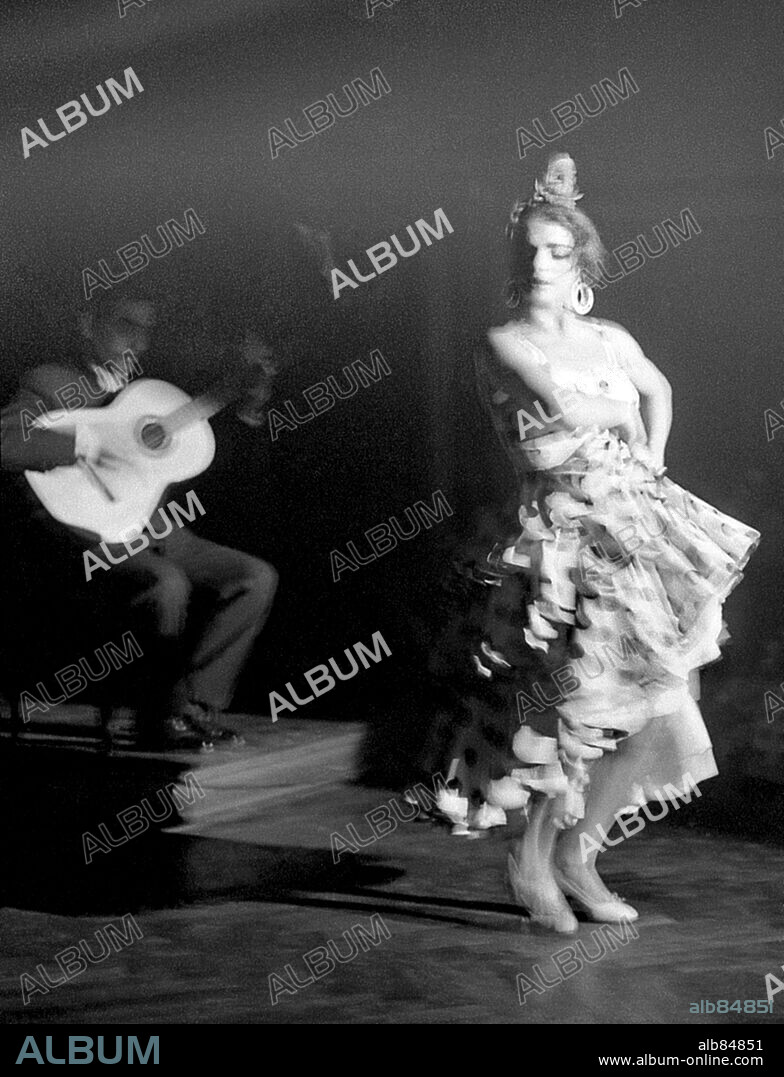 La Chunga (Micaela Flores Amaya), bailaora española, en concierto. Fotografía de 1959.