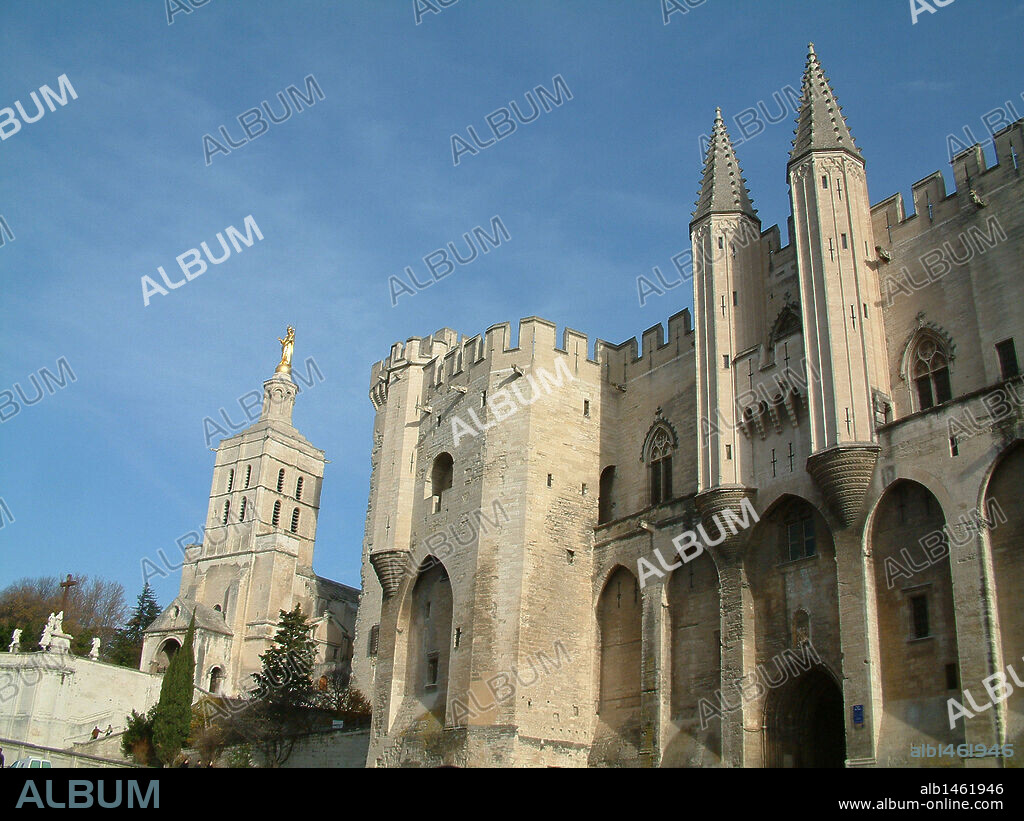 FRANCIA. AVIÑON (AVIGNON). Vista del PALACIO DE LOS PAPAS, compuesto por dos núcleos, el Palacio Antiguo, edificado para BENEDICTO XII (1334-1342), y el Palacio Nuevo, de CLEMENTE VI e INOCENCIO VI (1342-1362). Es una de las mejores muestras de la arquitectura gótica del s. XIV. Región de Provenza.