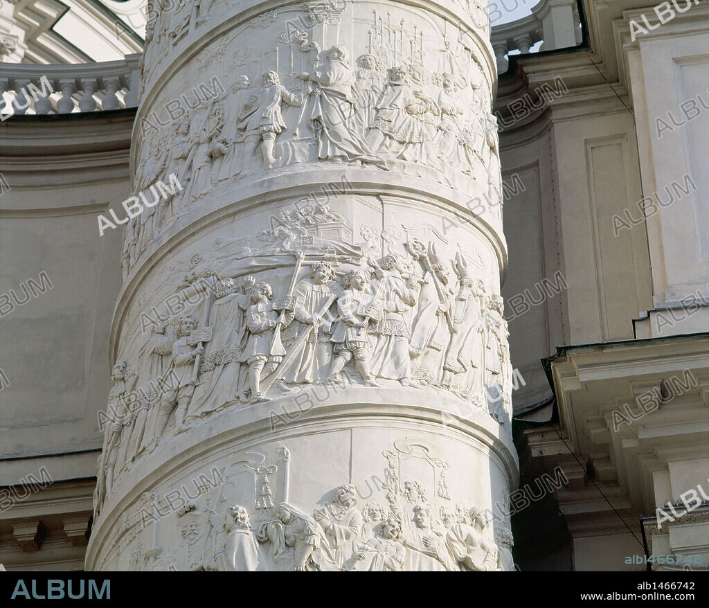 ARTE BARROCO. AUSTRIA. FISCHER VON ERLACH, Johann Bernhard (Graz,1656Viena,1723). Arquitecto austríaco. KARLSKIRCHE o IGLESIA DE SAN CARLOS BORROMEO (1716-1737). Detalle de la columna que se encuentra en la parte izquierda del edificio, con decoración espiral de ESCENAS DE LA VIDA DE SAN CARLOS BORROMEO. El tema es la CONSTANCIA. VIENA.