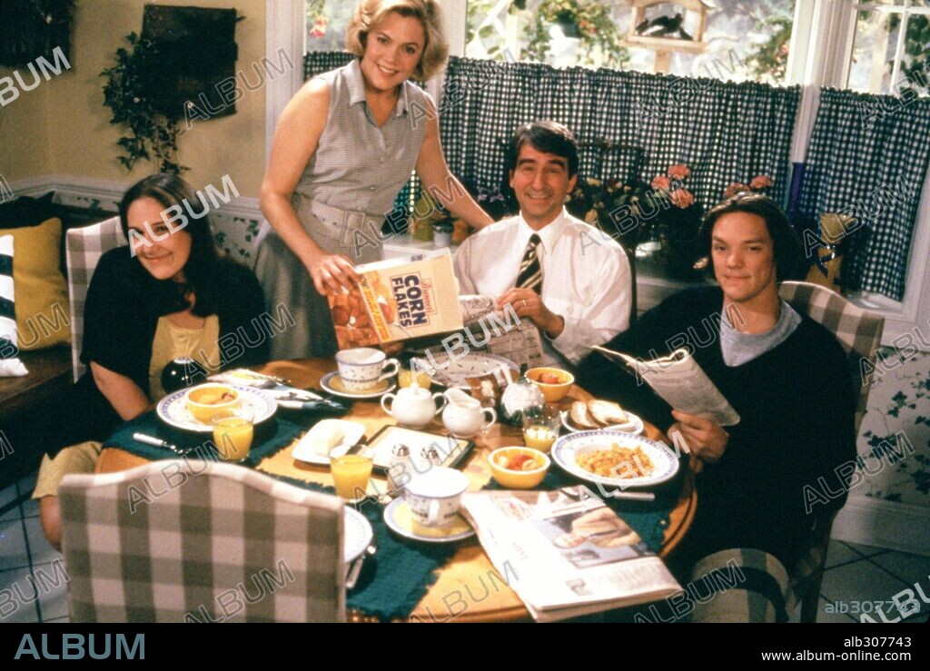 KATHLEEN TURNER, MATTHEW LILLARD, RICKI LAKE und SAM WATERSTON in SERIAL MOM - WARUM LÄSST MAMA DAS MORDEN NICHT?, 1994 (SERIAL MOM), unter der Regie von JOHN WATERS. Copyright SAVOY PICTURES.