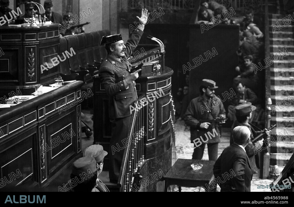 ESPAÑA INTENTO GOLPE DE ESTADO 23-F: MADRID, 23/02/1981.- El teniente coronel Tejero irrumpe, pistola en mano, en el Congreso de los Diputados durante la segunda votación de investidura de Leopoldo Calvo Sotelo como presidente del Gobierno. EFE/ Manuel P. Barriopedro.. SPAIN COUP ATTEMPT 23-F: MADRID, 23/02/1981.- Lieutenant Colonel Tejero bursts, gun in hand, in the Congress of Deputies during the second vote of investiture of Leopoldo Calvo Sotelo as Prime Minister. EFE/Manuel P. Barriopedro.. Foto: Premio "EFE de Periodismo", "Nacional de Periodismo", "World Press Photo", "Efe", "Libertad de Expresión", "Pablo Iglesias", "Universalia" y "Long Play".