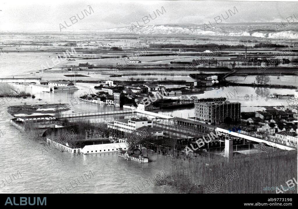 1961. Zaragoza. El club natación Helios y el barrio de Ranillas Inundados por el río Ebro.