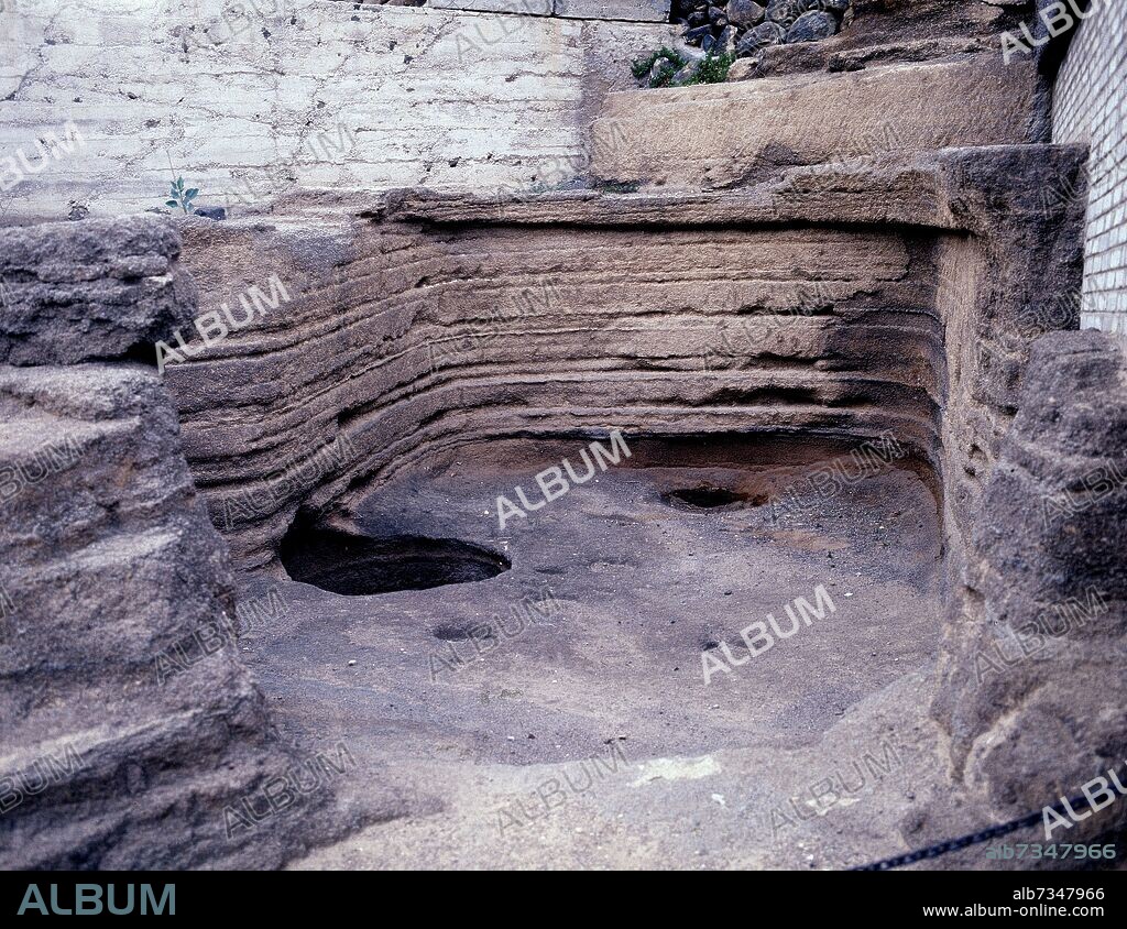AUTOR LIBRE 01307. CUEVAS EXCAVADAS EN LA TOBA VOLCANICA POR LOS ANTIGUOS CANARIOS, CUEVA GUANCHE.