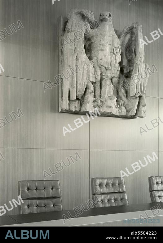 Karlsruhe (Baden-Württemberg), Amtsgebäude des Bundesverfassungsgerichts, Schloßplatz. (1965-1970; Arch.: Paul G.R. Baumgarten). - Innenansicht: Bundesadler im Sitzungssaal. Foto, undatiert.