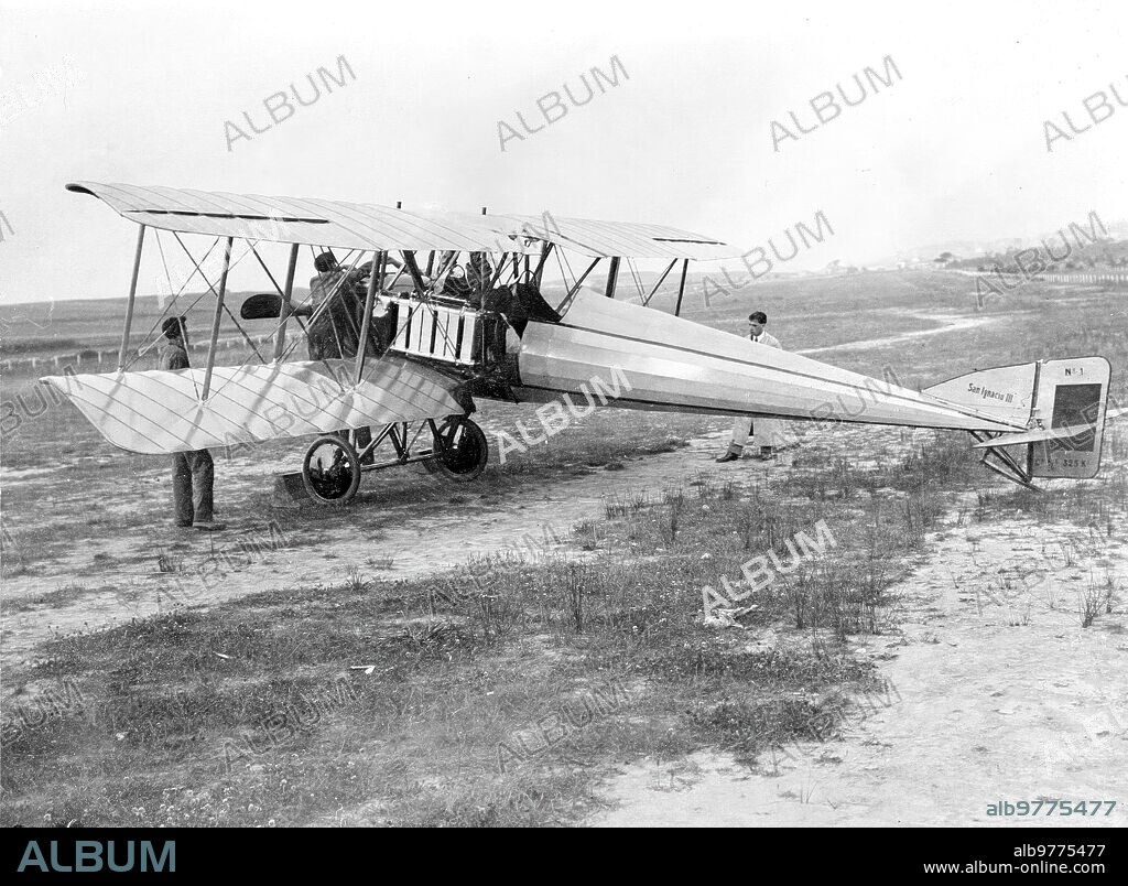 Santander. Julio de 1916. La aviación en Santander. El aviador santanderino Pombo en el vuelo de prueba de un nuevo aparato.