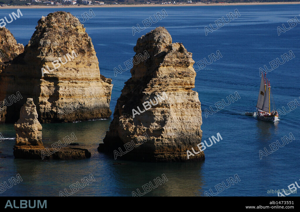PORTUGAL. LAGOS. Paisaje rocoso en la playa (praia) Ponta da Piedade (Punta de la Piedad). El Algarve.