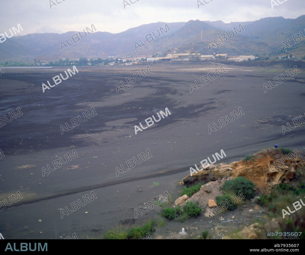BAHIA DE PORTMAN- PLAYA CONTAMINADA POR RESIDUOS TOXICOS PROCEDENTES DE LAS MINAS - FOTO AÑOS 90.