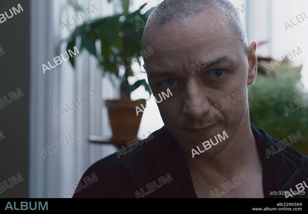 JAMES MCAVOY en MULTIPLE, 2016 (SPLIT), dirigida por M. NIGHT SHYAMALAN. Copyright BLINDING EDGE PICTURES/BLUMHOUSE PRODUCTIONS.