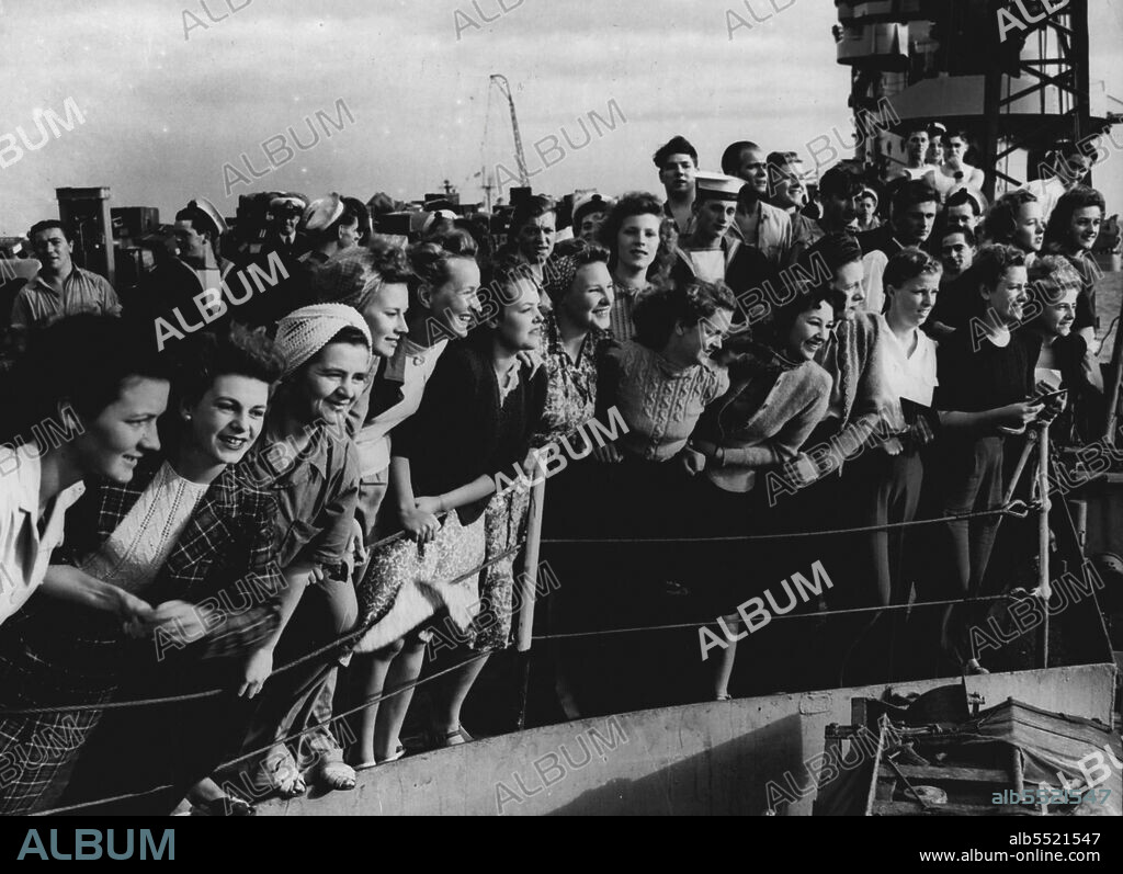 Australian brides arrived at Plymouth on H.M.S. Victorious. August 26, 1946. (Photo by Mirror Features).
