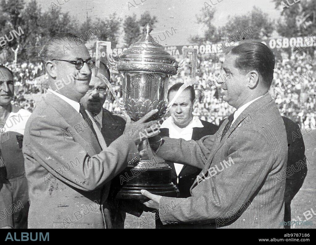 16 septiembre 1952. Entrega al Sevilla de la copa Marques de Foronda. El presidente de la real federación Española de Futbol, Sr. sancho Dávila, Hace entrega de dicho trofeo al presidente del Sevilla, Sr. Pizjuan, poco antes de comenzar el partido jugado el domingo en el Nervión.