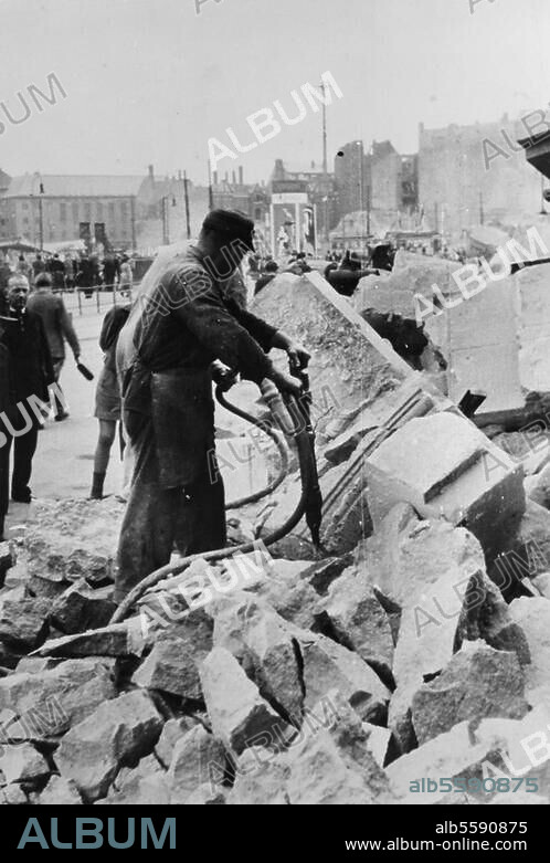 Berlin, Nachkriegszeit:. Abriß- und Räumarbeiten nach den Kriegszerstörungen. Enttrümmerung der Ruine des Kaufhauses Tietz am Leipziger Platz. Foto, 1947.