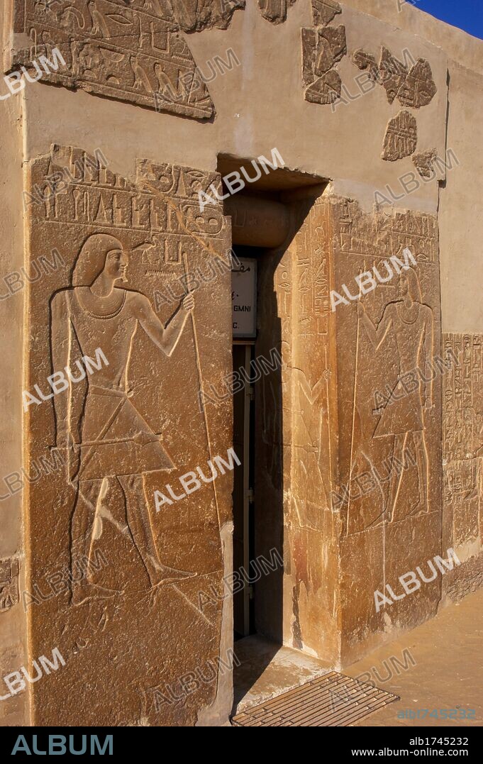 ARTE EGIPCIO. EGIPTO. IMPERIO ANTIGUO. VI DINASTIA. MASTABA DE KAGEMNI (2350 a. C.). Situada en el lado norte de la Pirámide de Teti. Kagemni fue un alto funcionario del faraón. Vista de la ENTRADA A LA MASTABA CON LA REPRESENTACION DE KAGEMNI a ambos lados de la puerta. SAKKARA.
