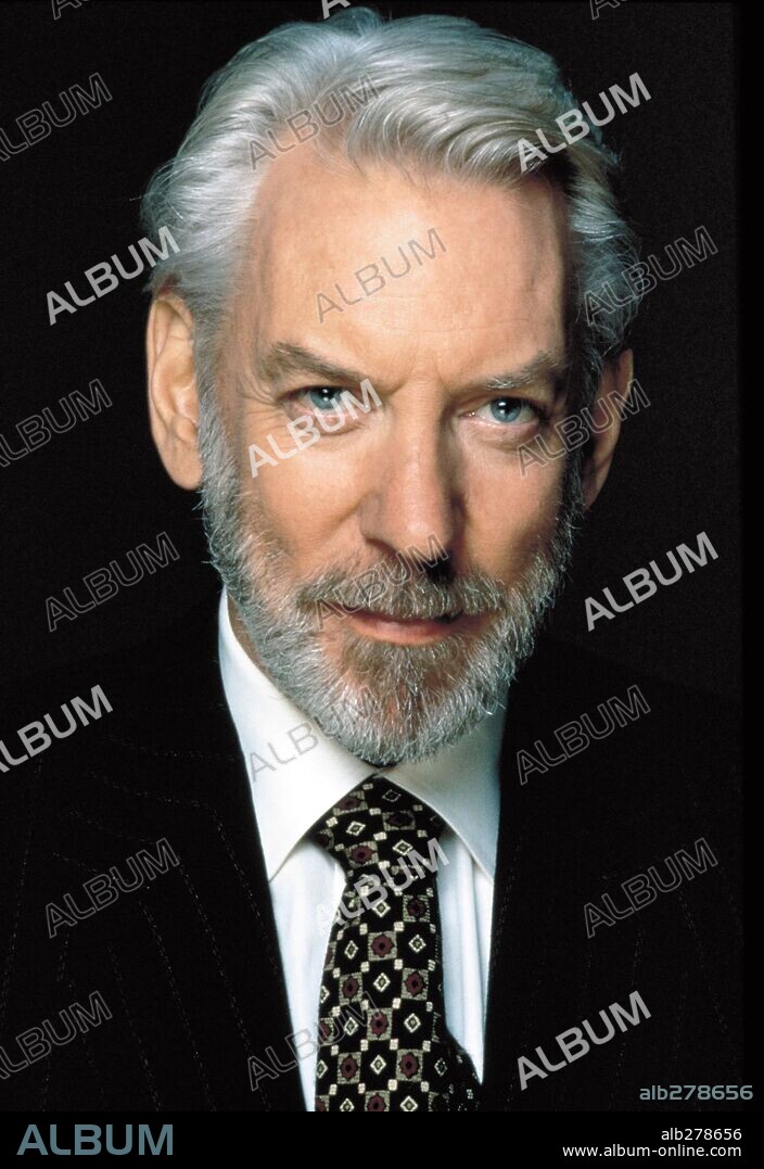 DONALD SUTHERLAND en ACOSO, 1994 (DISCLOSURE), dirigida por BARRY LEVINSON. Copyright WARNER BROTHERS.