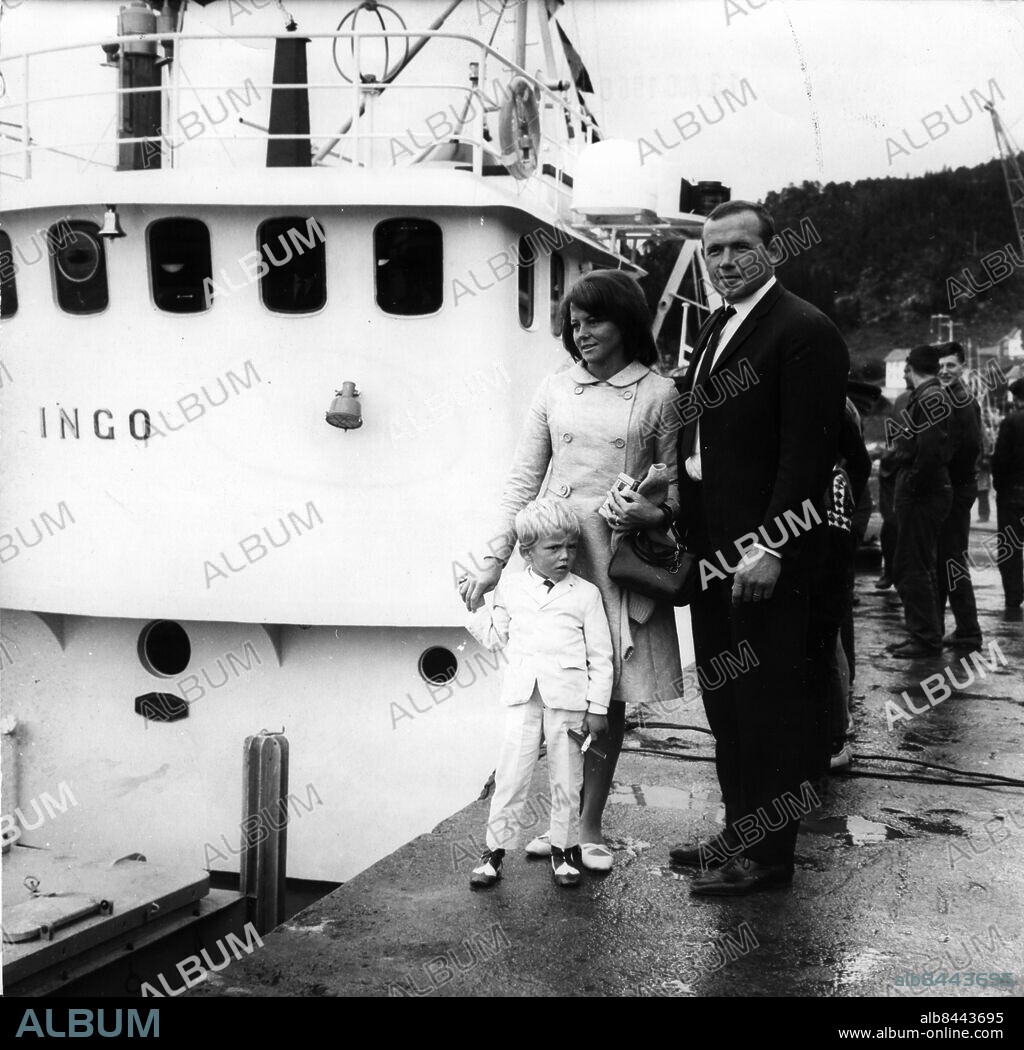 Göteborg 1966-08-13. Boxaren Ingemar Johansson med treårige sonen Patrik och fru Birgit vid nya fiskebåten i Holmevik nära Trondheim *** Local Caption *** x ¯ P9ar Ingo-04.jpg. KAMERAREPORTAGE.
