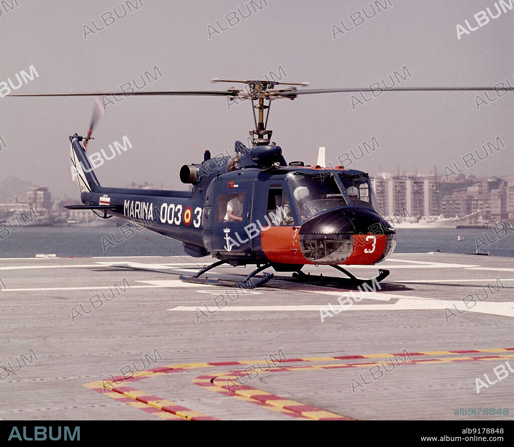 HELICOPTERO EN LA CUBIERTA DEL PORTAHELICOPTEROS DEDALO - II SEMANA NAVAL DE SANTANDER JULIO 1968.