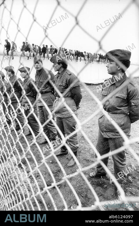 Berlin, 10./11. November 1989: Nach Öffnung der DDR-Grenzen zum Westen (9.11.1989). Öffnung eines weiteren Übergangs am Potsdamer Platz.-Soldaten der DDR-Grenztruppen.-Foto.
