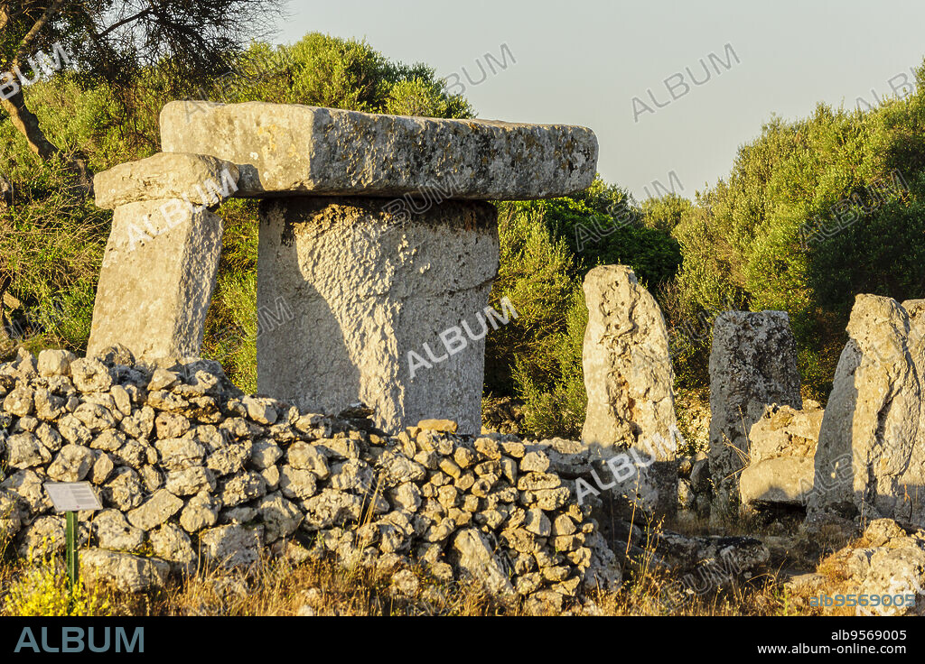 santuario de Taula, poblado prehistòrico de Talatí de Dalt, 1300 a.C, Maó. Menorca, Islas Baleares, España.