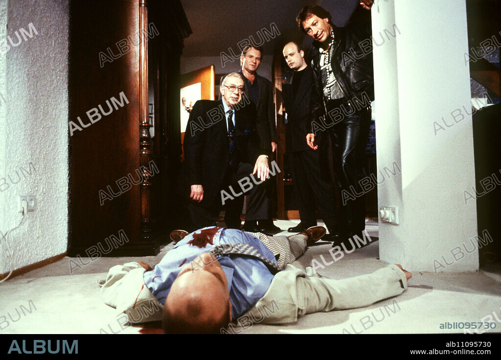 DERRICK / The night with Ariane / Since the murder of brothel boss Benno Mahler, his lover has disappeared without a trace. The first suspicion is immediately directed against her. Scene with SVEN-ERIC BECHTOLF (dead), HORST TAPPERT, FRITZ WEPPER, CHRISTIAN BERKEL, MICHAEL ZITTEL / Headline: DERRICK.
