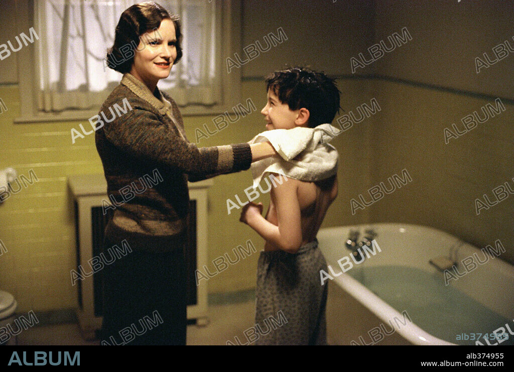 JENNIFER JASON LEIGH y TYLER HOECHLIN en CAMINO A LA PERDICIÓN, 2002 (ROAD TO PERDITION), dirigida por SAM MENDES. Copyright DREAMWORKS PICTURES/TWENTIETH CENTURY FOX / DUHAMEL, FRANÇOIS.