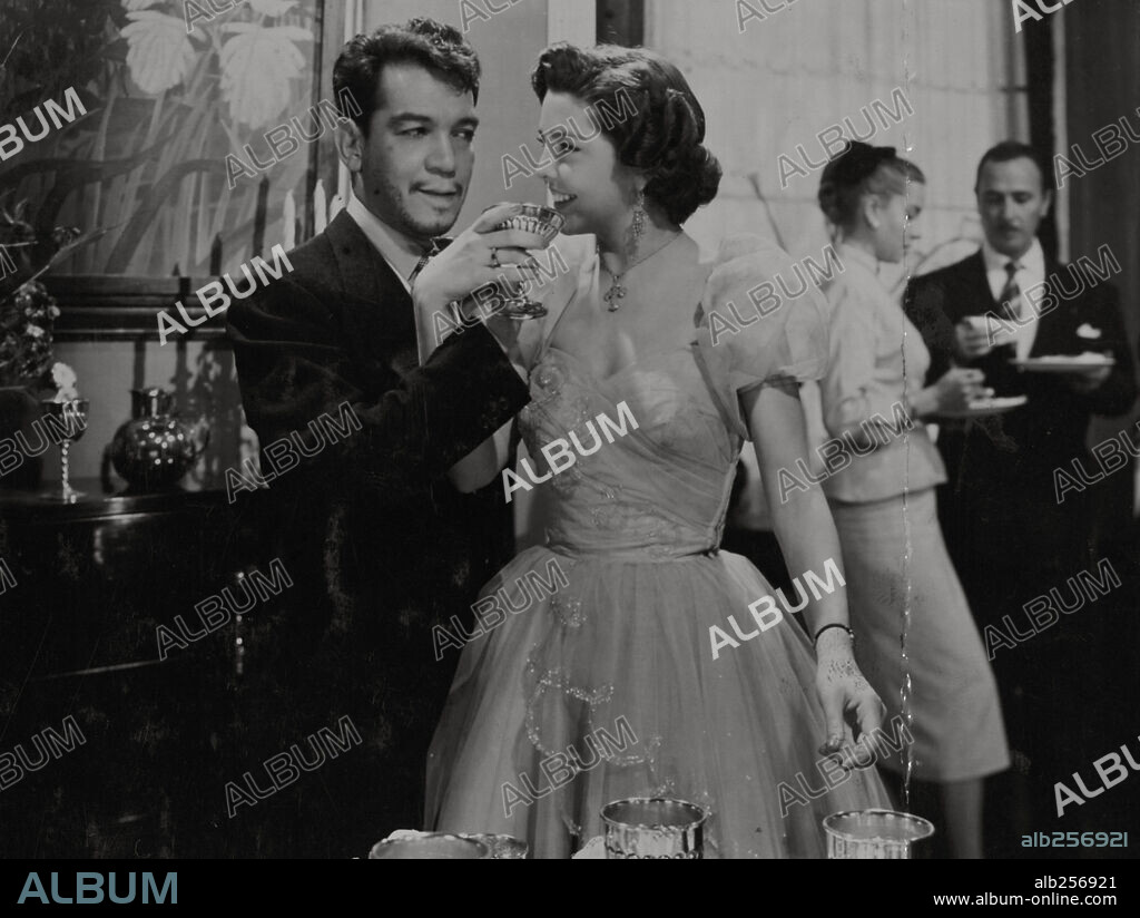 CANTINFLAS y MARTHA VALDES en CABALLERO A LA MEDIDA, 1954, dirigida por MIGUEL M. DELGADO. Copyright POSA FILMS, S.A.