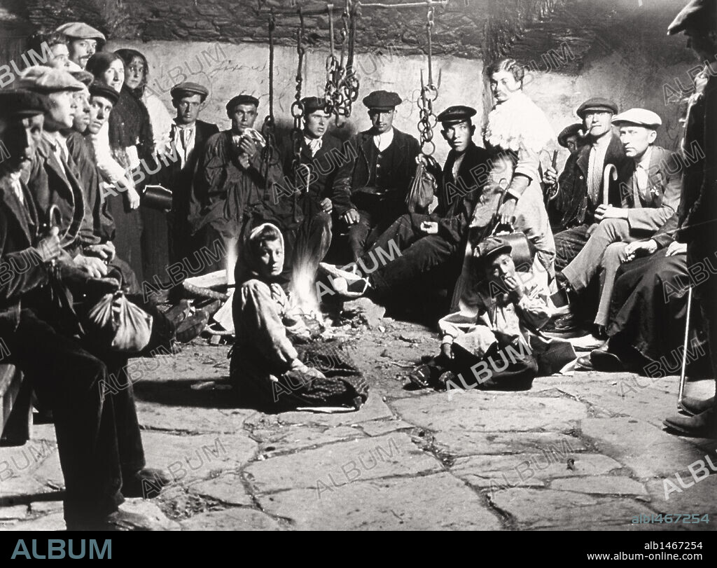 VALLE DE NURIA (VALL DE NURIA). AÑO 1948. Grupo de CAMPESINOS REUNIDOS ALREDEDOR DE UN HOGAR. Comarca del Ripollés. Provincia Girona. Cataluña. España.