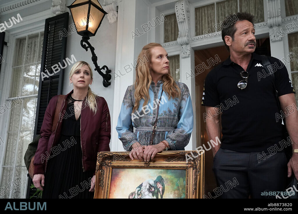 ANNA FARIS, DAVID DUCHOVNY and TONI COLLETTE in THE ESTATE, 2022, directed by DEAN CRAIG. Copyright SIGNATURE FILMS.