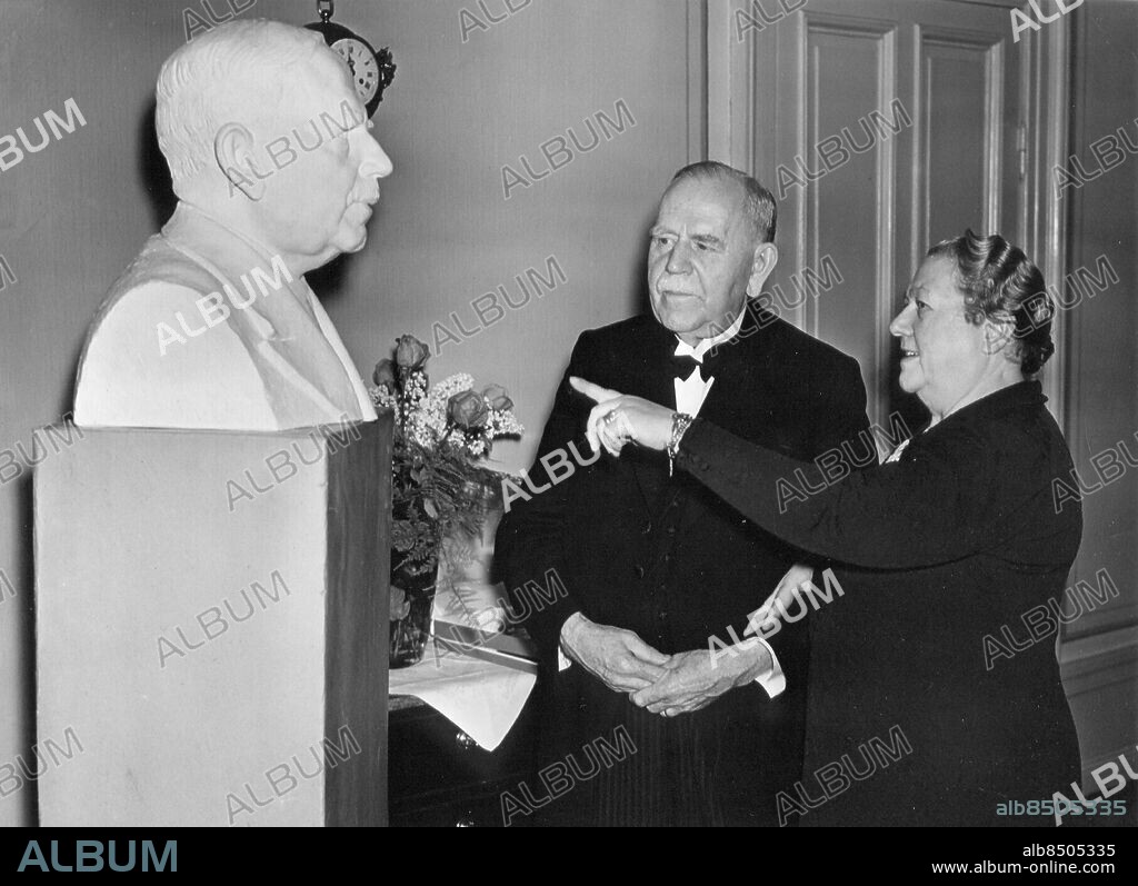 Orig. bildtext... MÅTT-JOHANSSONS 75-ÅRSDAG. Överdirektör C.E. Johansson fyllde 75- år på onsdagen. Jubilaren med maka beskådar en nyavtäckt porträttbyst. Anm. C.E. Johansson, 1864-1943, uppfinnare inom den verkstadstekniska precisionsmätningstekniken. Jämförelser persons: Carl Edvard Johansson sites: SVERIGE.