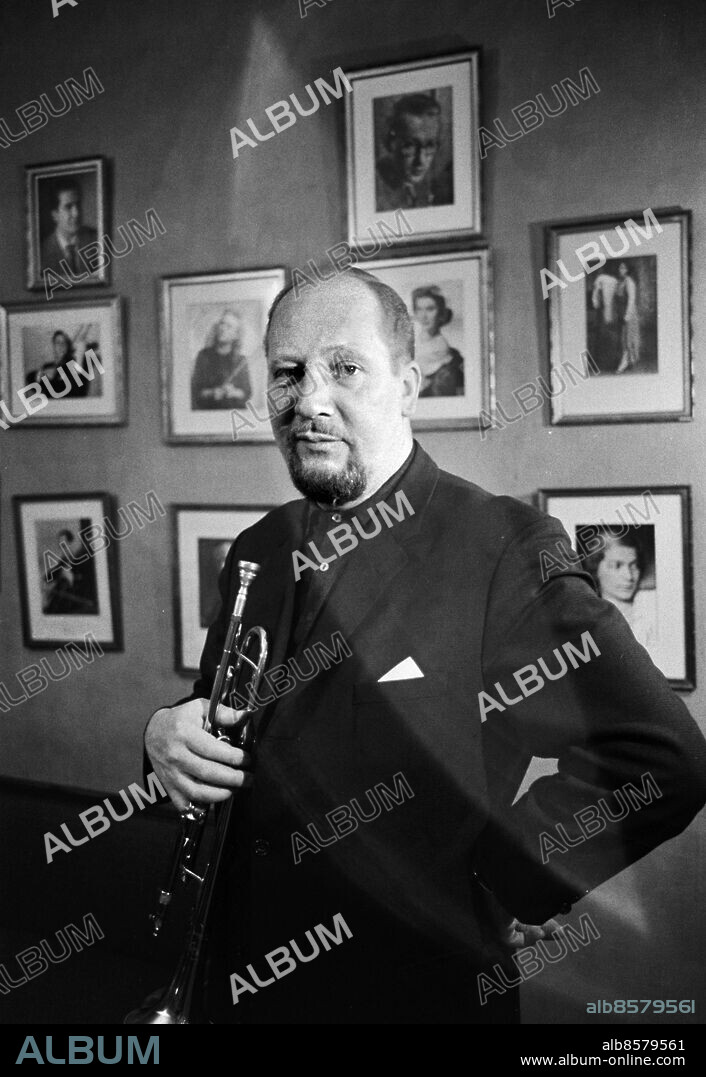 1969-12-12.. Arnold Johansson, trumpetare och trombonist.. Foto: Bertil S-son Åberg / RiR / SVT / Kod: 5600. Reportage publ. i RiR 2/70 sid. 49 inför TV-programmet Musikant. Lättsam musikunderhållning med Arnold Johansson och några till.. RiR 19704 sv/v neg.