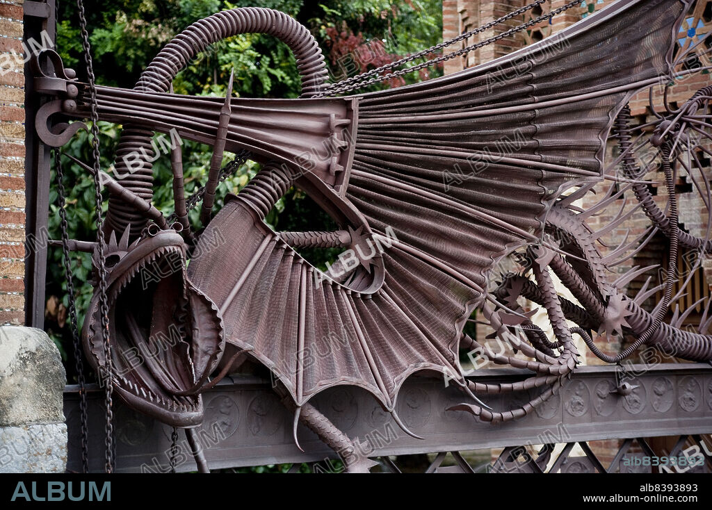 Antoni Gaudi/ Finca Guell, 1885. Dragon de forja. Modernismo. Barcelona.