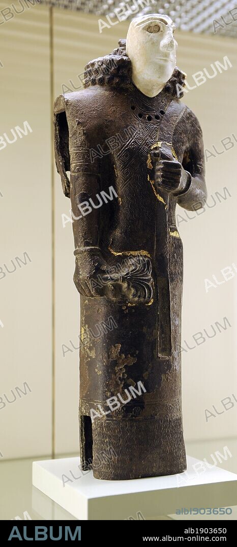 ARTE ANTIGUO. CIVILIZACION URARTU. Apogeo del IX al VIII a. C. Nombre asirio de una zona montañosa ubicada entre el sureste del Mar Negro y el sureste del Mar Caspio, actualmente compartida por la República Armenia, Irán y Turquía, formada luego de la caía del imperio hitita. Escultura procedente de la capital, Tushpa o Toprakkale. (Lago Van). Turquía. Siglo VII a. C. Museo de Pérgamo (Isla de los Museos). Berlín. Alemania.
