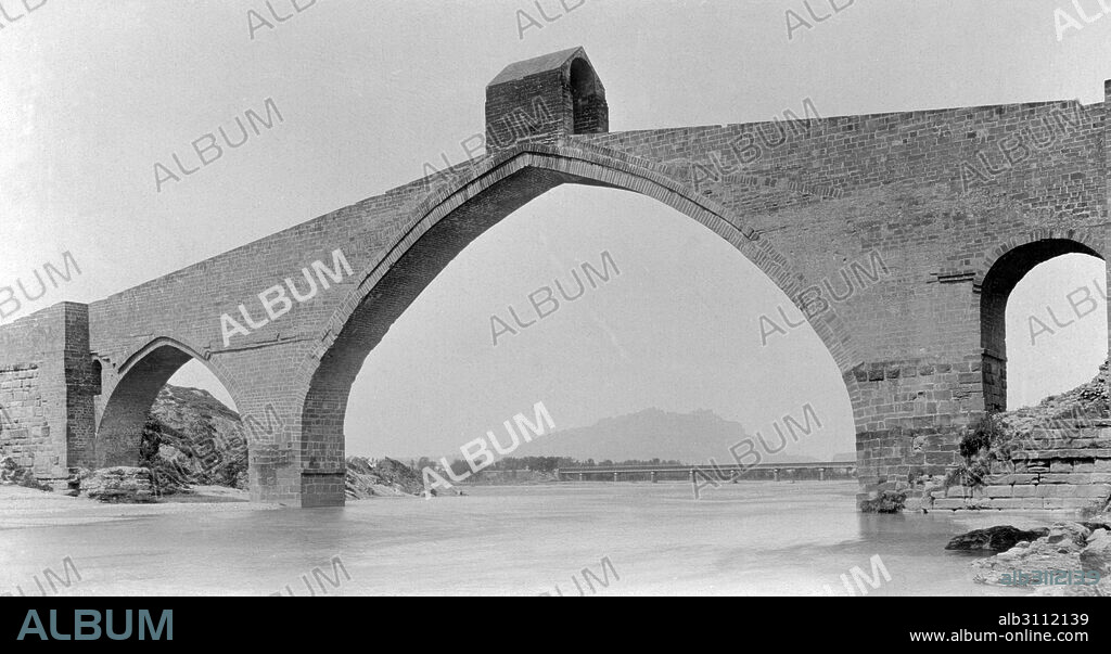Catalunya. Martorell. Puente del Diablo sobre el río Llobregat. Construcción romana del año XVI d.c. Años 1920.