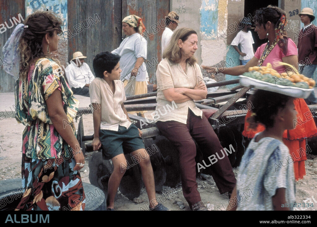 FERNANDA MONTENEGRO y VINICIUS DE OLIVEIRA en ESTACION CENTRAL DE BRASIL, 1998 (CENTRAL DO BRASIL), dirigida por WALTER SALLES. Copyright RIOFILME/VIDEO FIME/MACT.