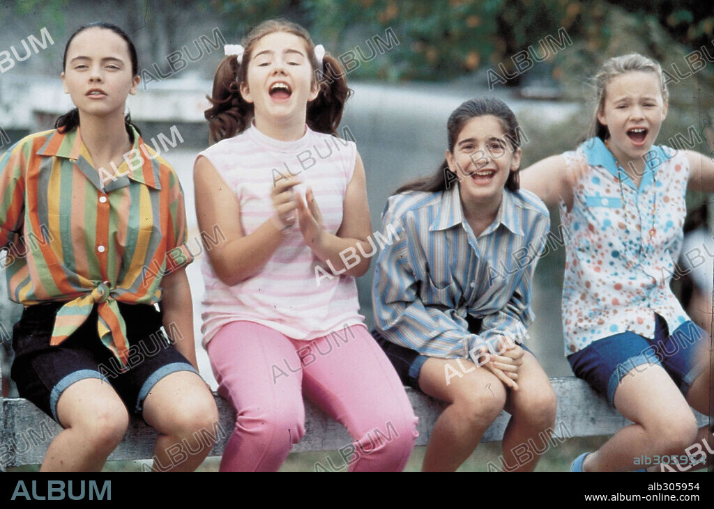 ASHLEIGH ASTON-MOORE, CHRISTINA RICCI, GABY HOFFMANN y THORA BIRCH en AMIGAS PARA SIEMPRE, 1995 (NOW AND THEN), dirigida por LESLIE LINKA GLATTER. Copyright NEW LINE CINEMA / WRIGHT, KIMBERLY.
