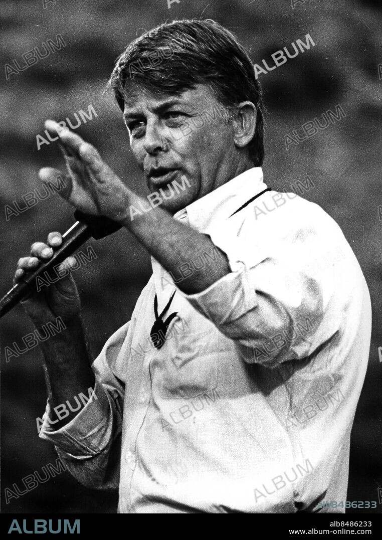 Sven-Bertil Taube sång trubadur. vid konsert på Pildammsteatern i Malmö augusti 1984. (c) Bertil Haskel / Sydsvenskan / IBL.