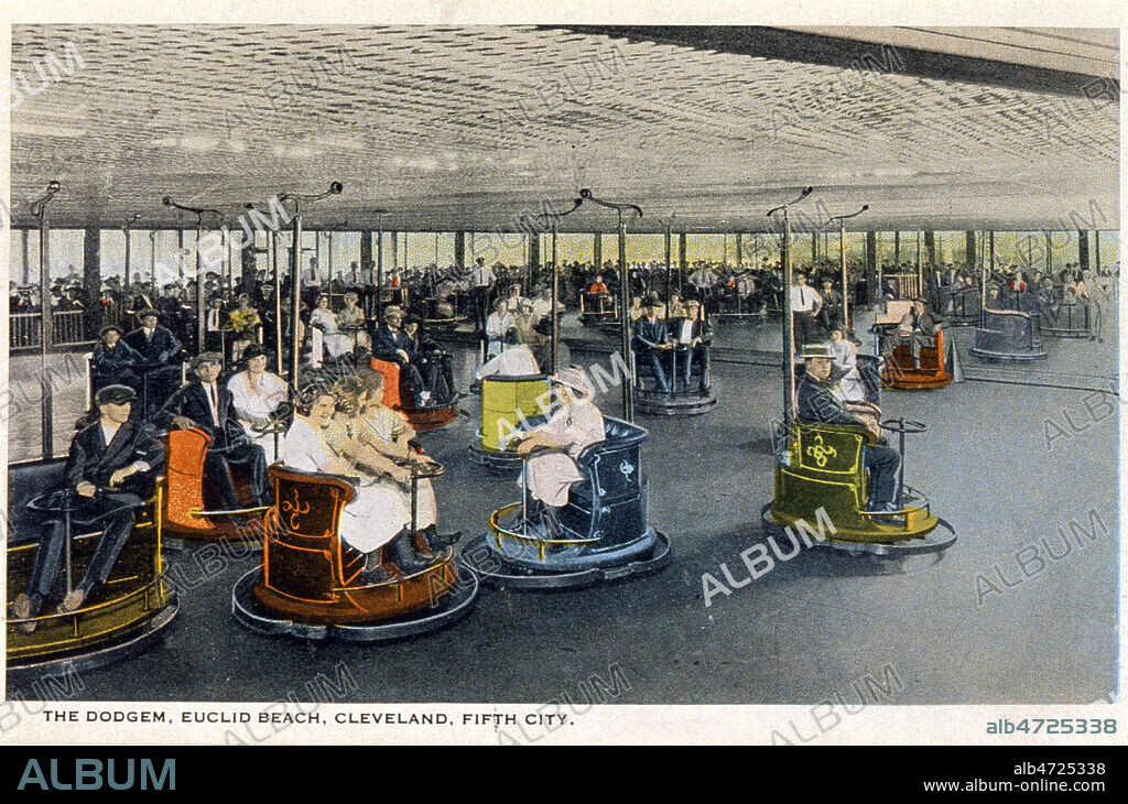 Auto-tamponneuse: 'The Dodgen euclid beach a Ceveland, fifth city.' Euclid Beach Park etait un parc d'attraction situe a Cleveland dans l'Ohio en 1895. Carte postale colorisee vers 1915 . Credit: Cheuva / KHARBINE-TAPABOR.