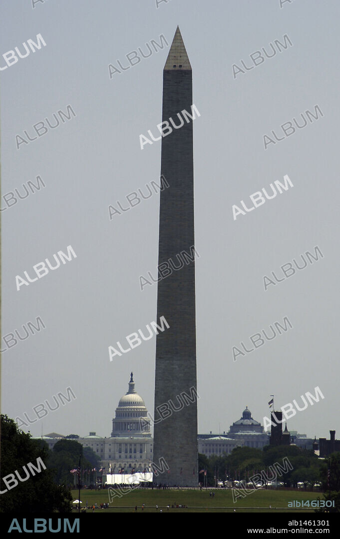 ESTADOS UNIDOS. WASHINGTON DC. Vista del 'Monumento a Washington', obelisco de 185 m. de altura, realizado en mármol blanco y erigido en honor al primer presidente del país, George Washington (1732-1799). S. XVIII. Situado en el 'National Mall. Al fondo, el Capitolio. Distrito de Columbia.