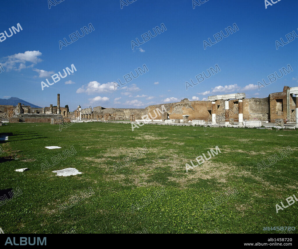 Pompeya. Ciudad romana situada a los pies del Vesubio, destruida en el 79 d. C. por la erupción del volcán. Panorámica del Foro, centro de la vida política, económica y reliligiosa de la ciudad. Su acceso estaba reservado únicamente a los peatones. La Campania.