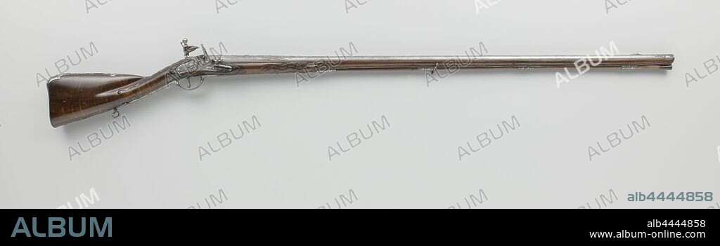 Flint hunting rifle, The lock is equipped with a flint steel track in the shape of a dolphin, embossed with leaves and the screw of the rooster as a mask, the lock plate is chiseled with a mask with leaves on the tail and engraved with a signature. The loop is chiseled with accolades around a Classical warrior, a rib with an inscription runs over it, stamped with the arms of Utrecht. The burr walnut flask has been carved with, among other things, lofwork. The iron fittings are embossed with figures, apart from the four partially faceted loading rod sleeves, and consist of the trigger guard, an open-worked screw plate in the form of, a Classic warrior, military trophies and horsework, an open-work, award-winning thumb plate with a small, unprocessed central shield flanked by naked bearers with leaves, and a butt plate with a Classic warrior and accolade, the loading stick has a cow horn cap., Wernand Droogbrood, Utrecht, 1710 - 1715, iron (metal), horn (animal material), grinding, l 154.6 cm l 115.1 cm d 17.2 mm.