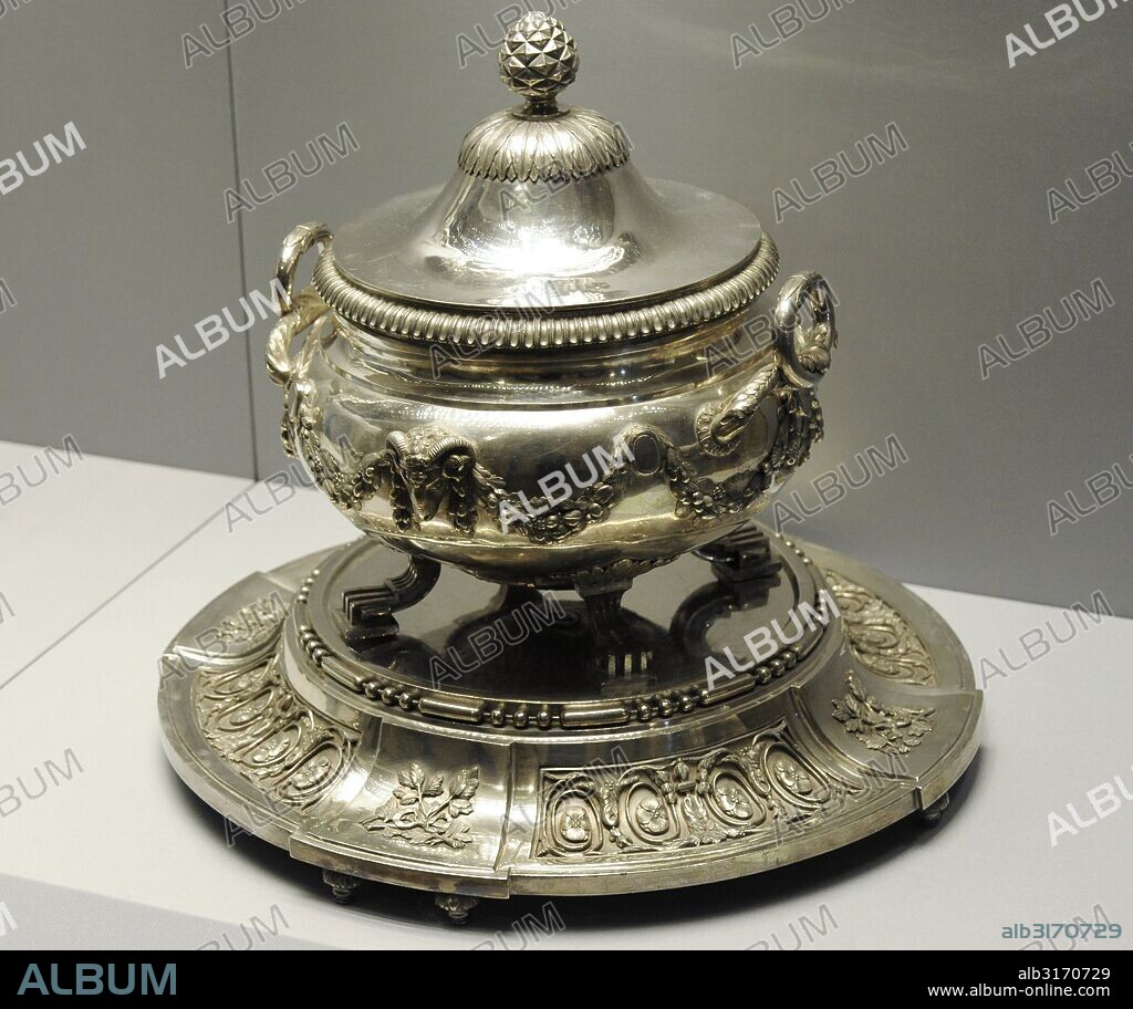 ARTE SIGLO XVIII. RUSIA. Recipiente con tapa y bandeja. Plata labrada. Pieza procedente de San Petersburgo, 1783. Museo del Hermitage (The State Hermitage Museum). San Petersburgo. Rusia.