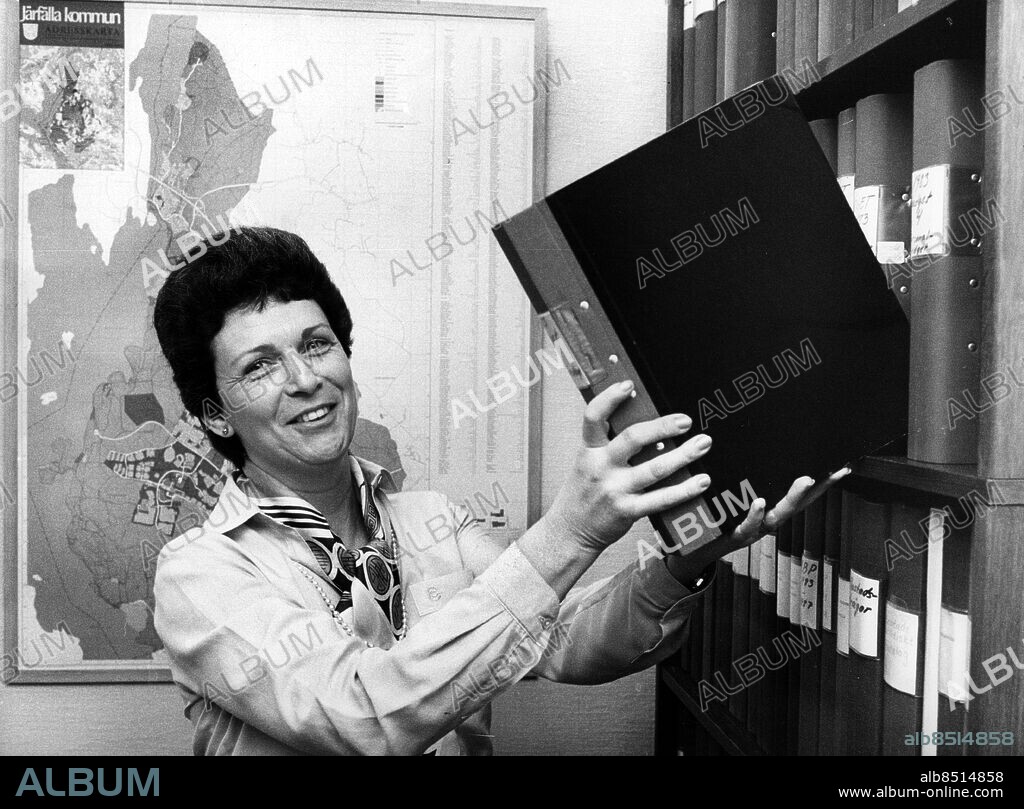 ARKIV 1984-03-23. Ingela Thalén, socialdemokratiskt kommunalråd i Järfälla kommun, bland pärmarna på sitt kontor i kommunalhuset i Jakobsberg 23:e mars 1984.. Foto: Gunnar Lundmark / SvD / SCANPIX / Kod: 11014.