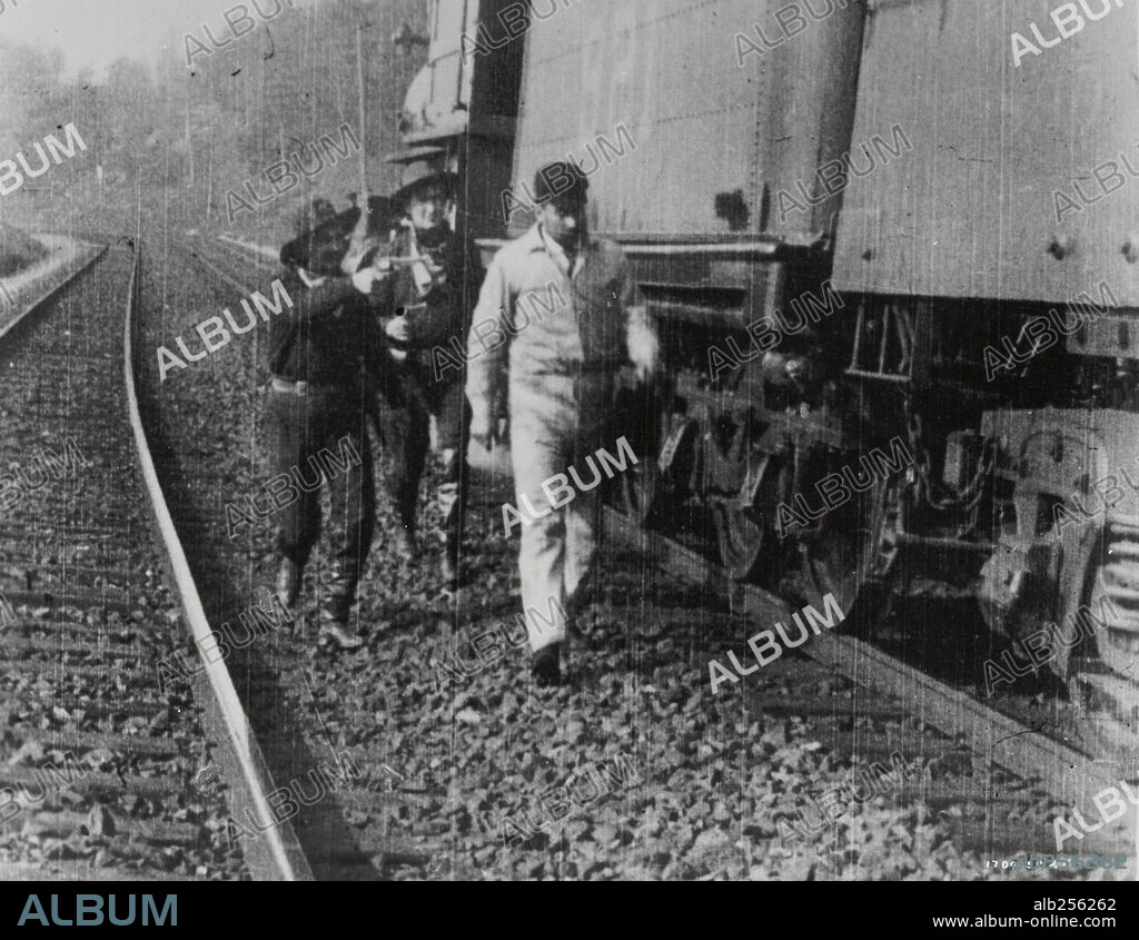 ASALTO Y ROBO AL TREN, 1903 (THE GREAT TRAIN ROBBERY), dirigida por EDWIN S. PORTER. Copyright EDISON.