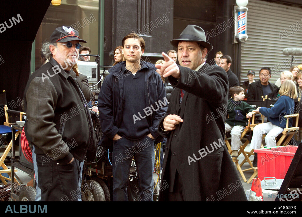 AVI ARAD, SAM RAIMI y TOBEY MAGUIRE en SPIDERMAN 2, 2004 (SPIDER-MAN 2), dirigida por SAM RAIMI. Copyright COLUMBIA PICTURES/MARVEL ENTERTAINMENT / MOSELEY, MELISSA.