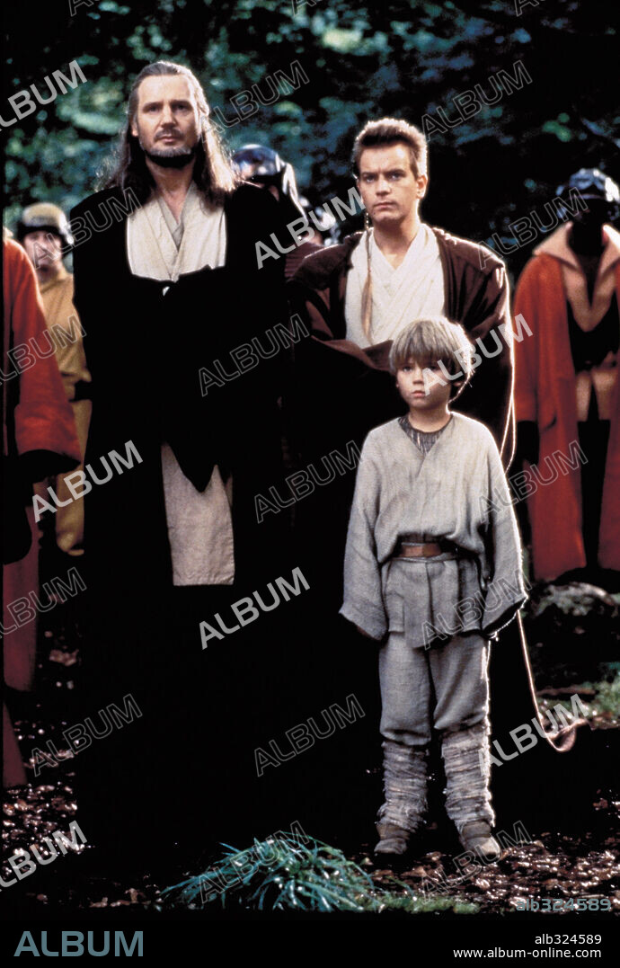 EWAN McGREGOR, JAKE LLOYD and LIAM NEESON in STAR WARS: EPISODE I-THE PHANTOM MENACE, 1999, directed by GEORGE LUCAS. Copyright LUCAS FILM LTD & TM / HAMSHERE, KEITH.