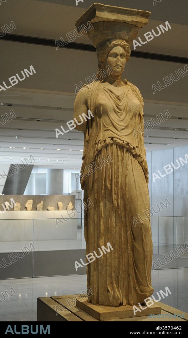 Cariátide (siglo V a. C.). KORAI o doncella que formaba parte de la llamada "Tribuna de las Cariátides", situada en el Erecteion (Acrópolis de Atenas, Grecia). Museo de la Acrópolis (Acropolis Museum). Atenas. Grecia.