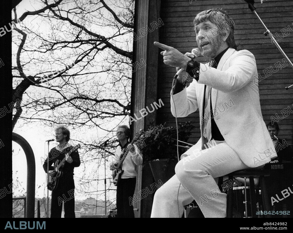ARKIV STOCKHOLM 19830512.. Sångaren Owe Thörnqvist sjunger Dagny kom hit och spill, på Skansen.. Foto: Ove Sjöblom / SvD / SCANPIX / Kod: 11014.