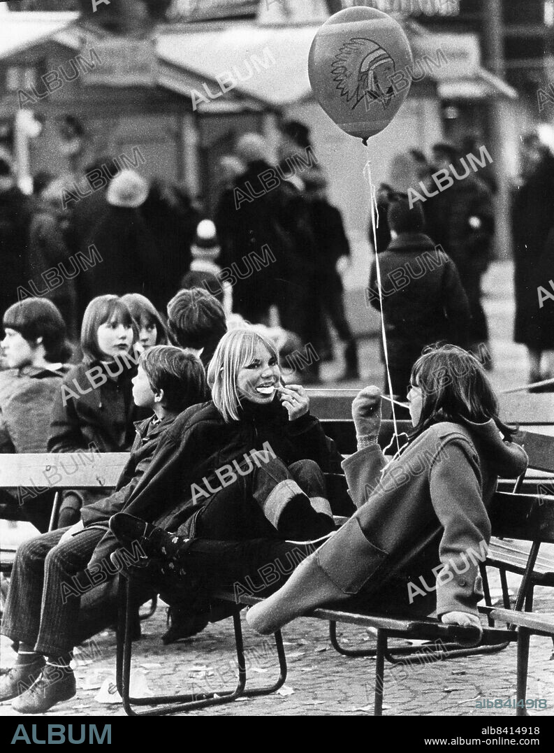 STOCKHOLM 1966-05-03. Invigning av Vällingby. På bilden håller unga i Vällingby lilla julafton. Det är inte var dag man får glass och ballonger alldeles gratis. 50 000 personer trängdes, knuffades och köade på torg och gågator i centrum. Satellitstaden hade en av sina stora dagar. Invigning av den andra byggnadsetappen mellan Angermannagatan och Pajalagatan. Kostnad 43 milj kronor. Statsminister Tage Erlander invigningstalade, direktör Albert Aronson, Svenska bostäder, hälsningstalade och AB Utsålt underhöll. Foto: Ulf Simonsson / DN / TT / Kod: 135. ** SvD OUT **.