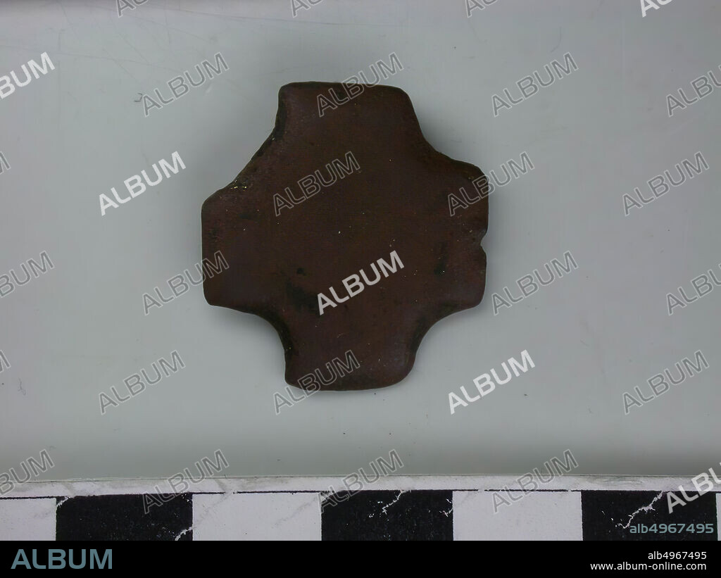 Cross shape, rust-colored (copper alloy). Cross shape that resembles a square whose corners are cut in quarter circles. One of the corners is slightly curved., Back is flat with two fastening pins (L: 0,1cm)., Belt stroke, metal, copper alloy ?, L: 2,5 cm, W: 2,3 cm, H: 0, 5 cm, end of the 14th century 1350-1400, the Netherlands, Zeeland, Hulst, Verdronken Land.